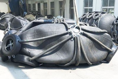 deflated-pneumatic-fenders-for-shipment